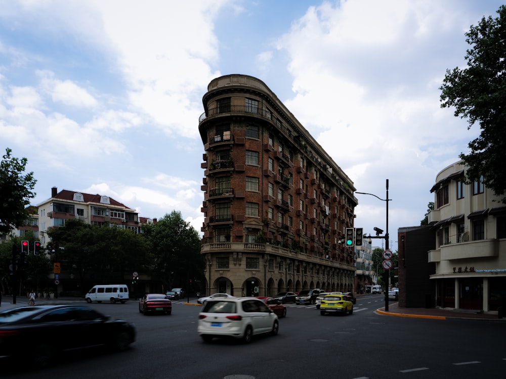 Un gran edificio con muchas ventanas