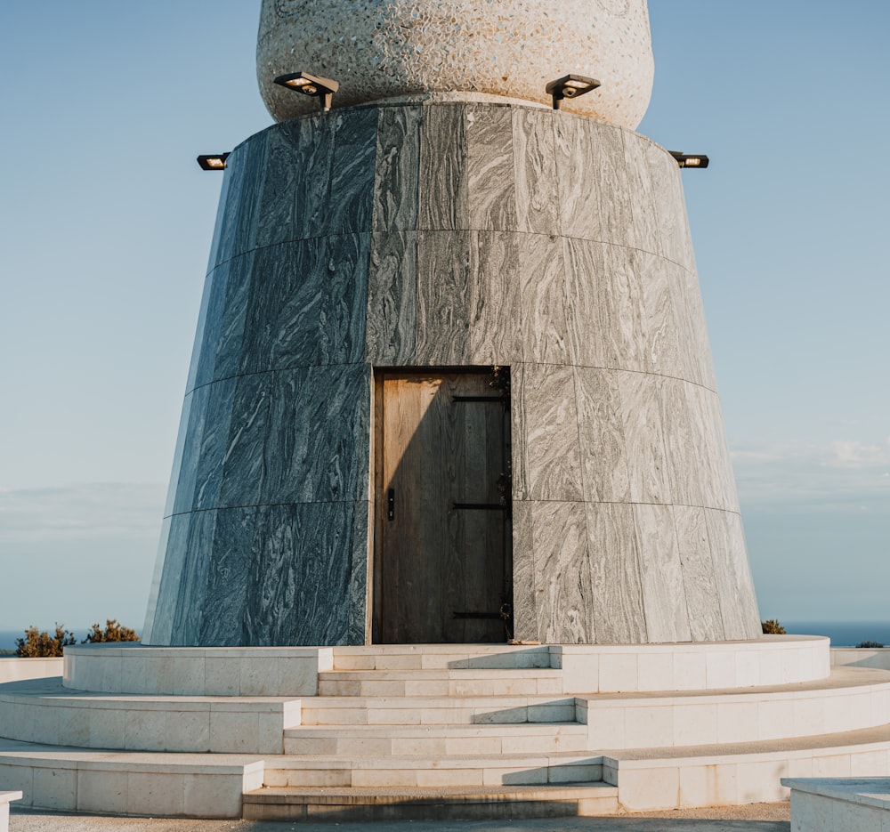 uma grande estrutura de pedra