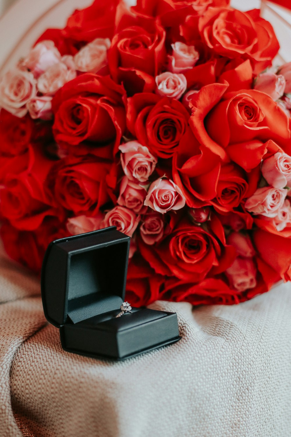 Ein Handy auf einem Bett aus Rosen