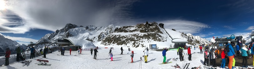 A panoramic view of the snow-covered Issarbe Altitude landscape with skiers and snowshoers enjoying winter activities.