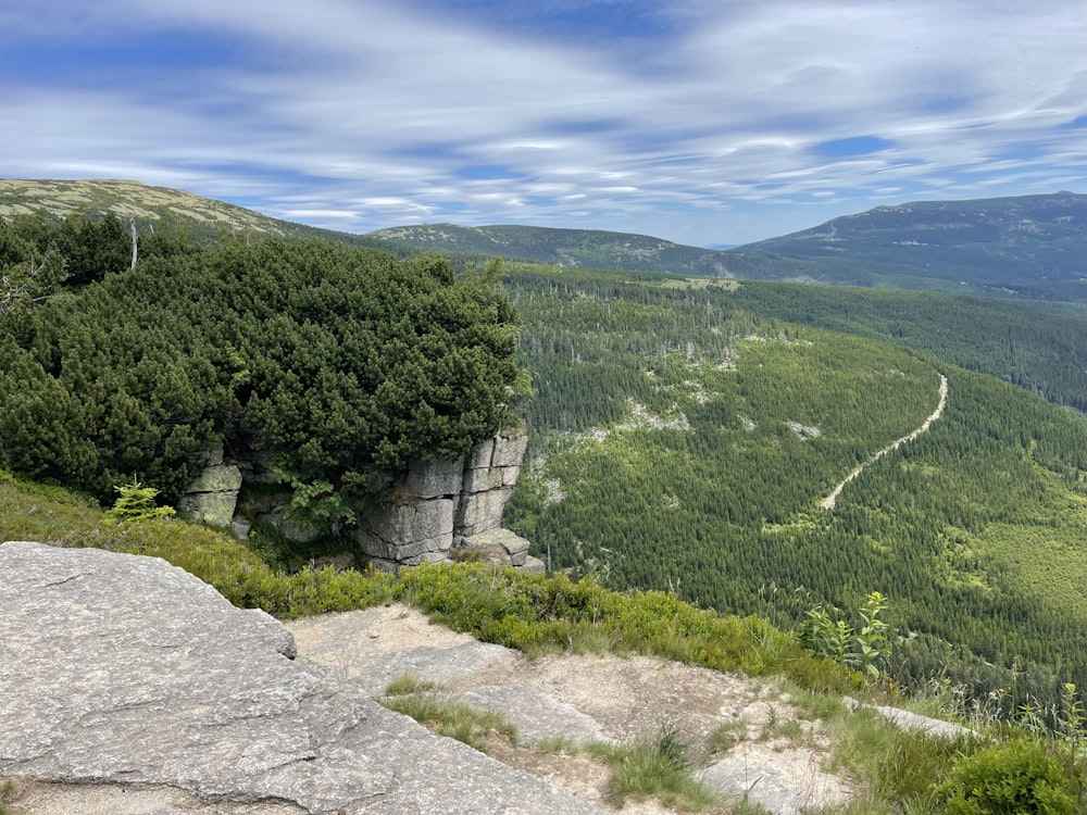 Eine Steinmauer auf einem Hügel