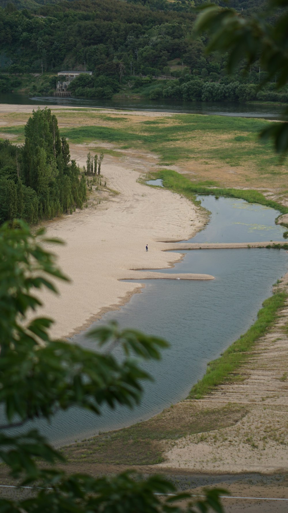 un río que corre a través de un cuerpo de agua