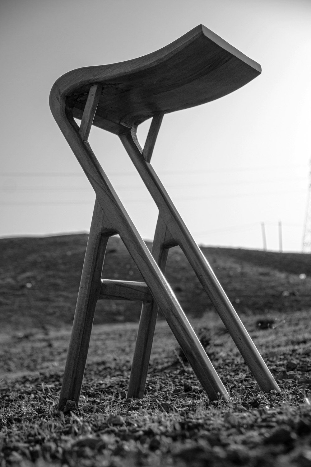 Ein Stuhl auf einem Feld