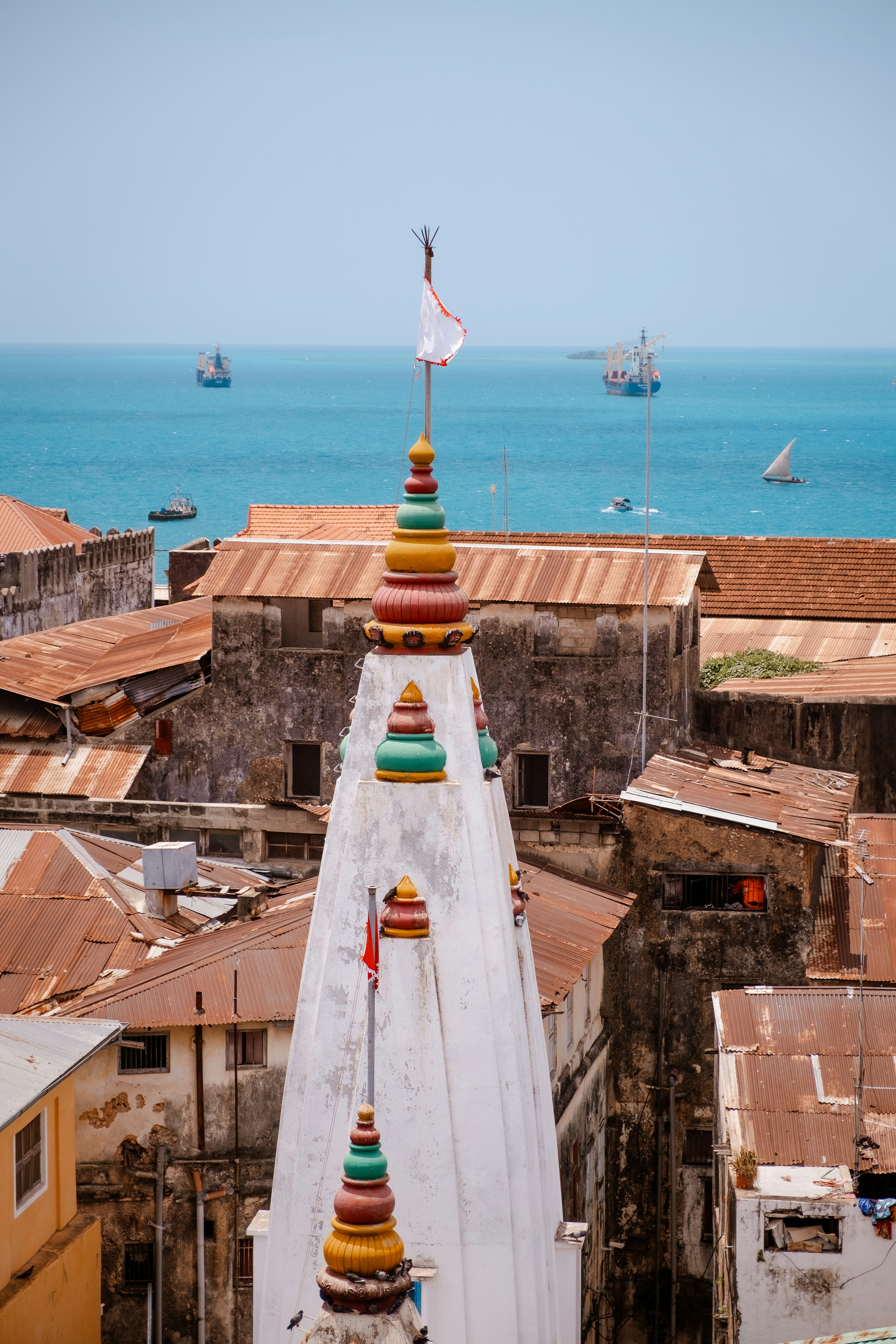 eine Gruppe von Gebäuden neben einem Gewässer