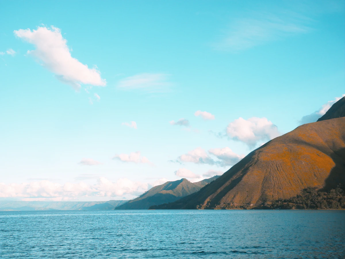 Tepian Danau Toba dengan latar pegunungan