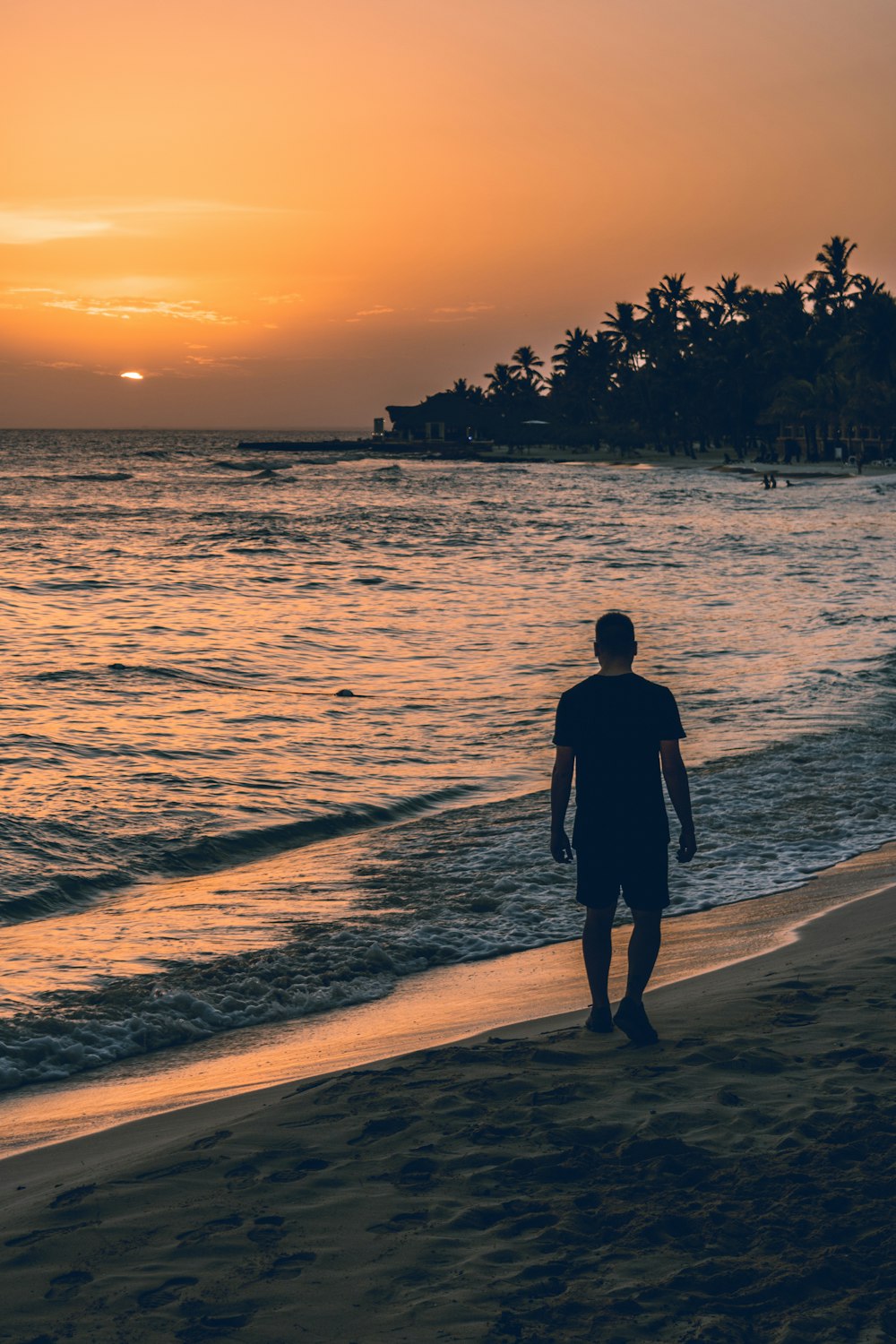 um homem em pé em uma praia
