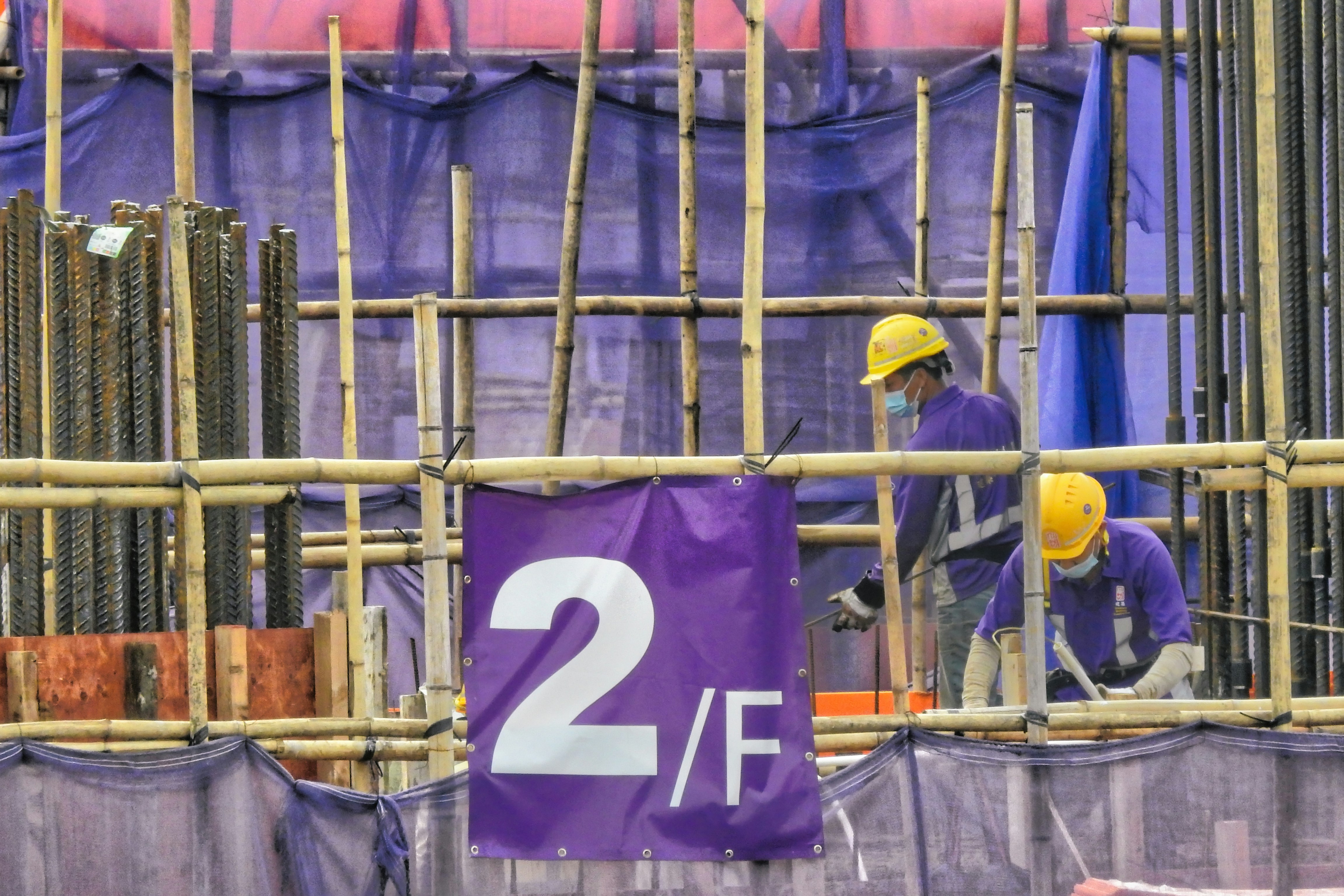 건설 현장에서 일하는 안전모를 쓴 남자들