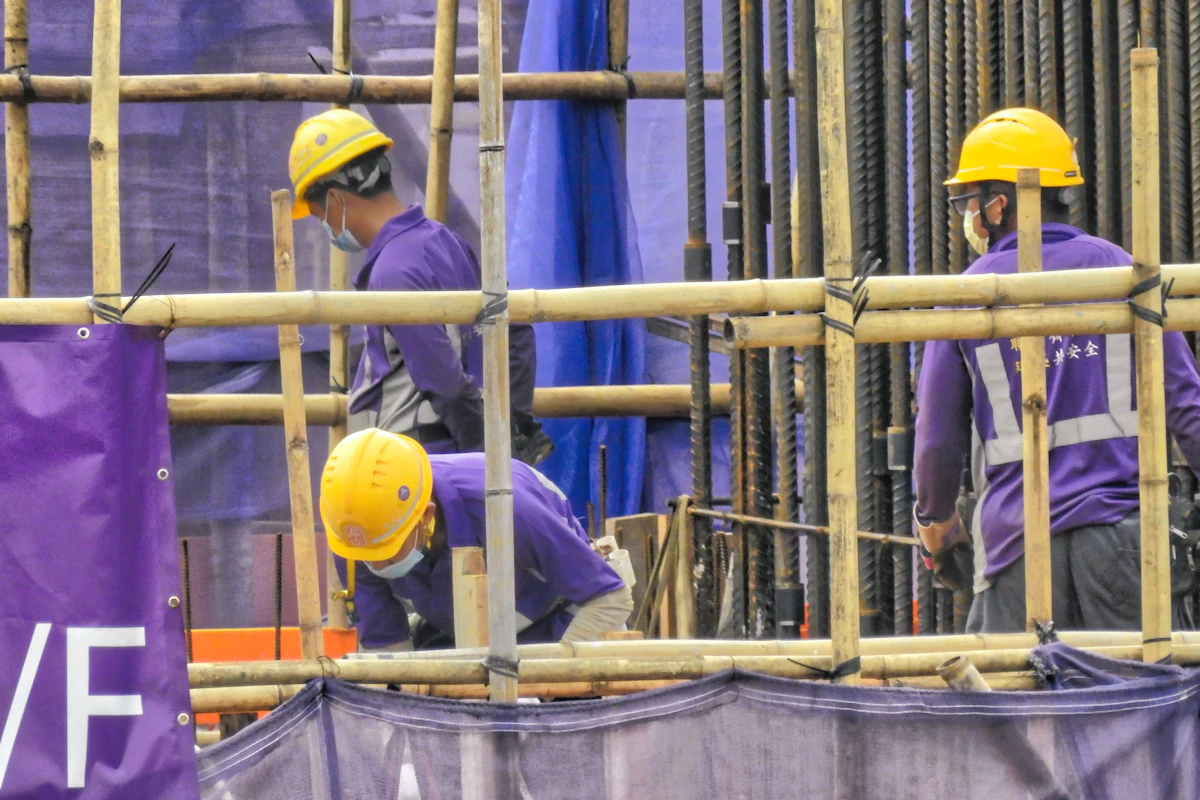 Operário da construção civil em andaime - equipamentos de proteção coletiva EPC prioritários na NR-35