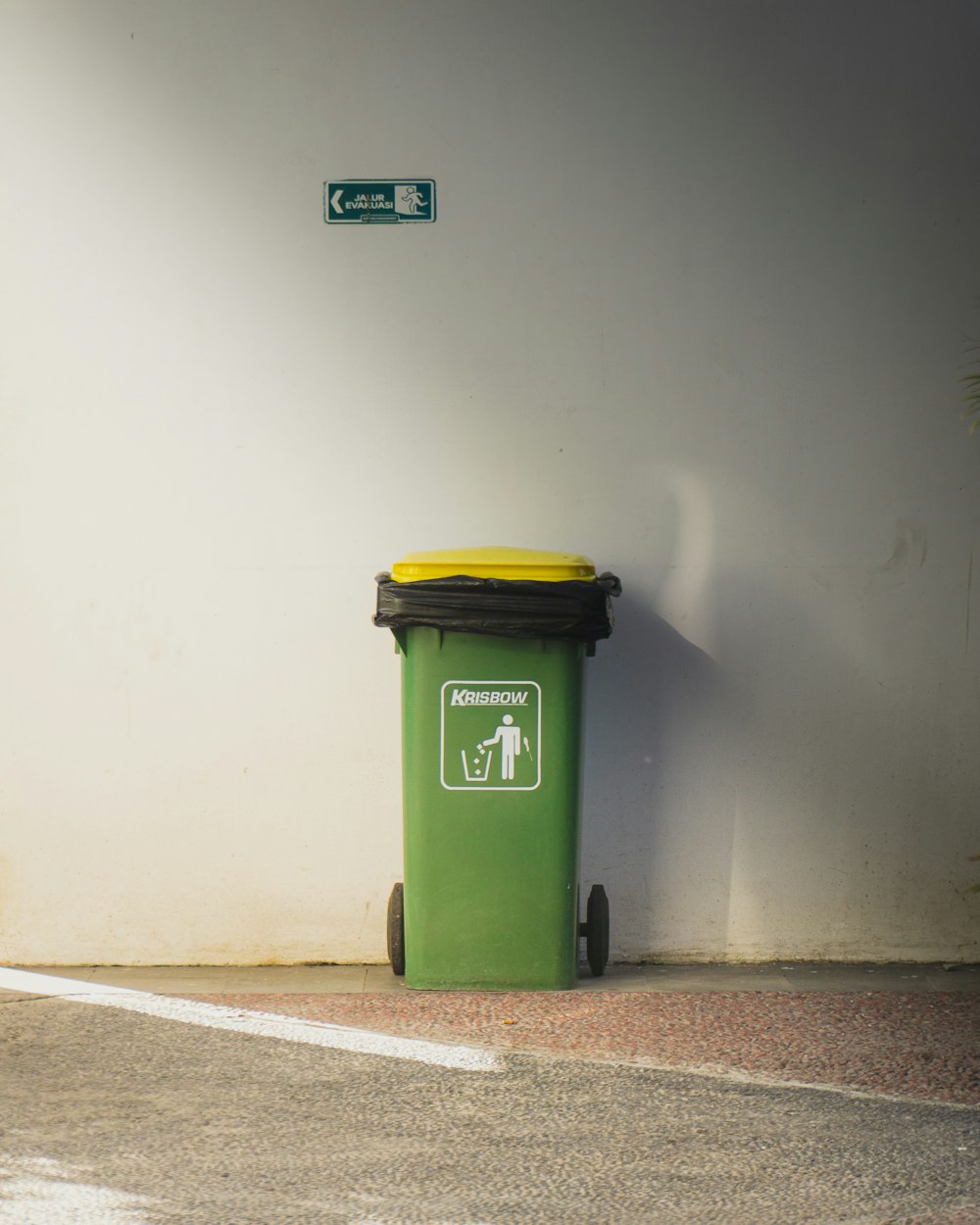 a green trash can