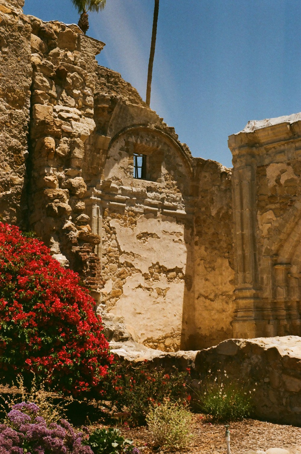 Un edificio de piedra con ventana