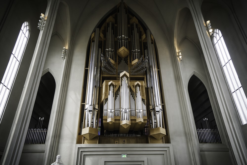 eine große Orgel in einem Gebäude