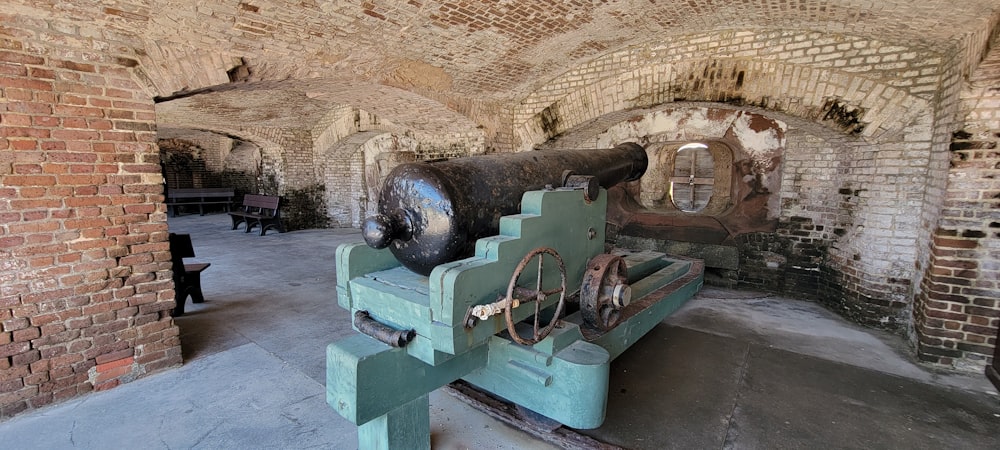 Un grande cannone in un edificio di mattoni