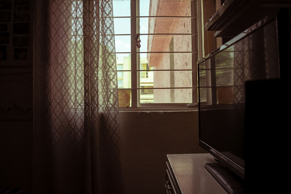 una ventana con cortinas