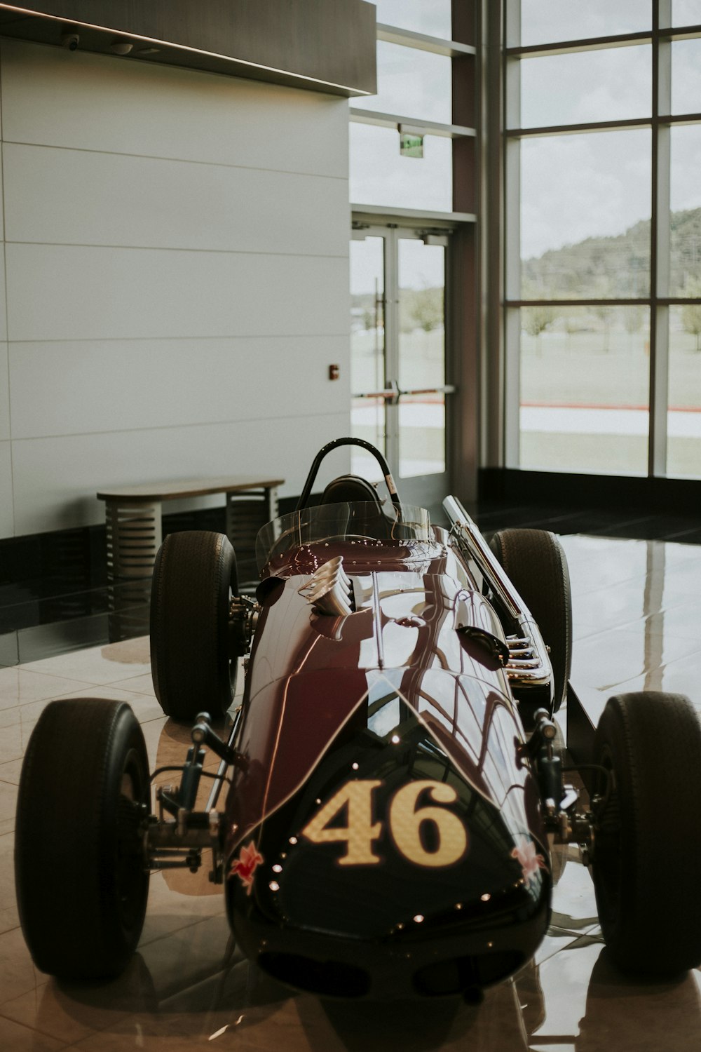 um carro de corrida em uma sala