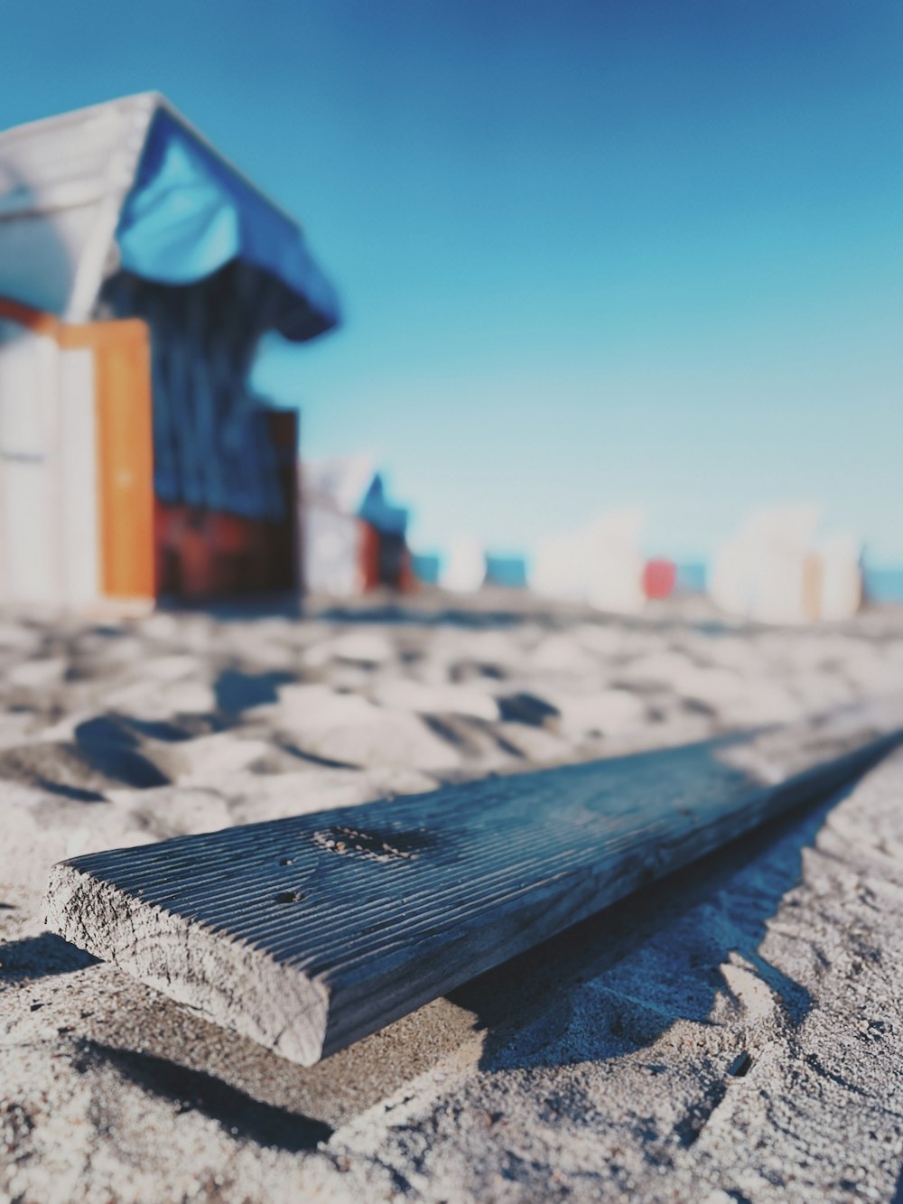 Un barco azul y blanco en una playa de arena