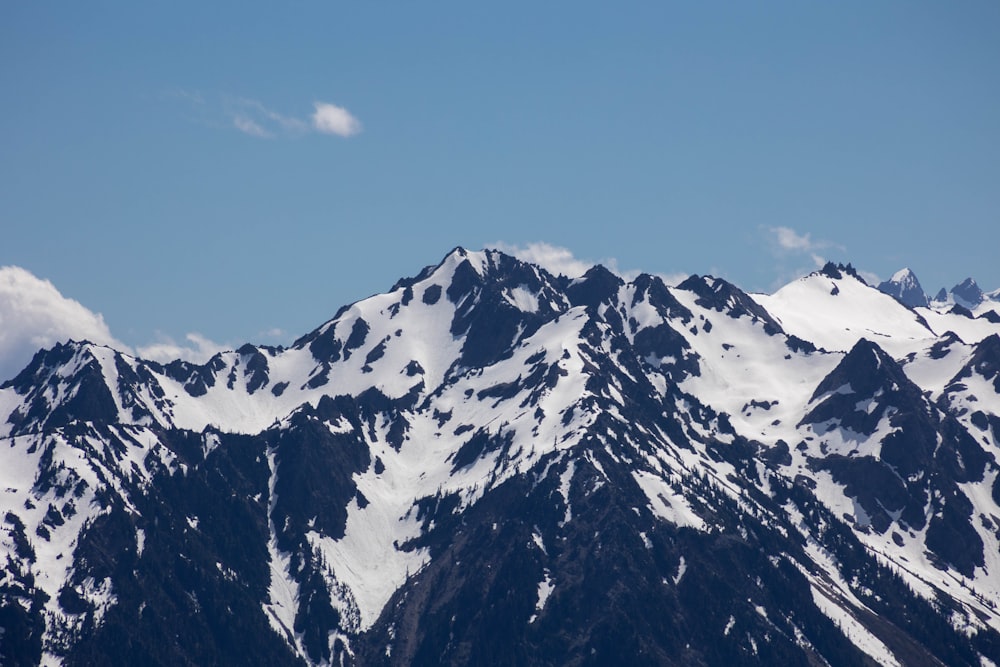 Una montagna innevata con cielo blu