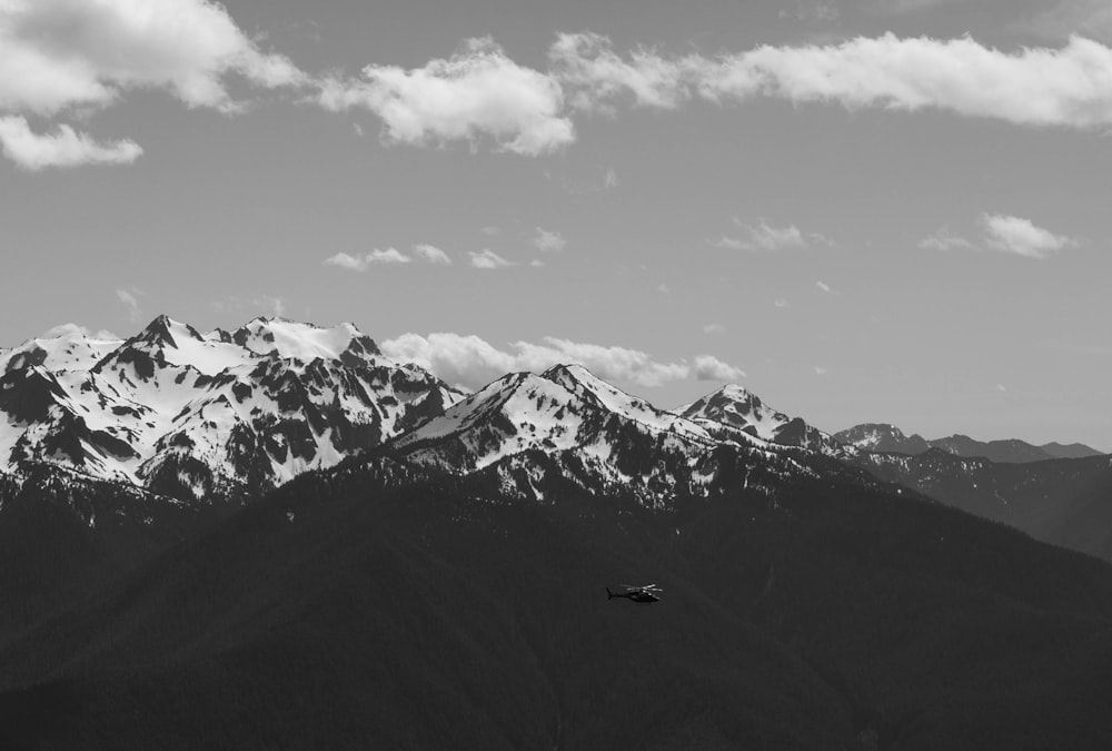 Une chaîne de montagnes enneigée