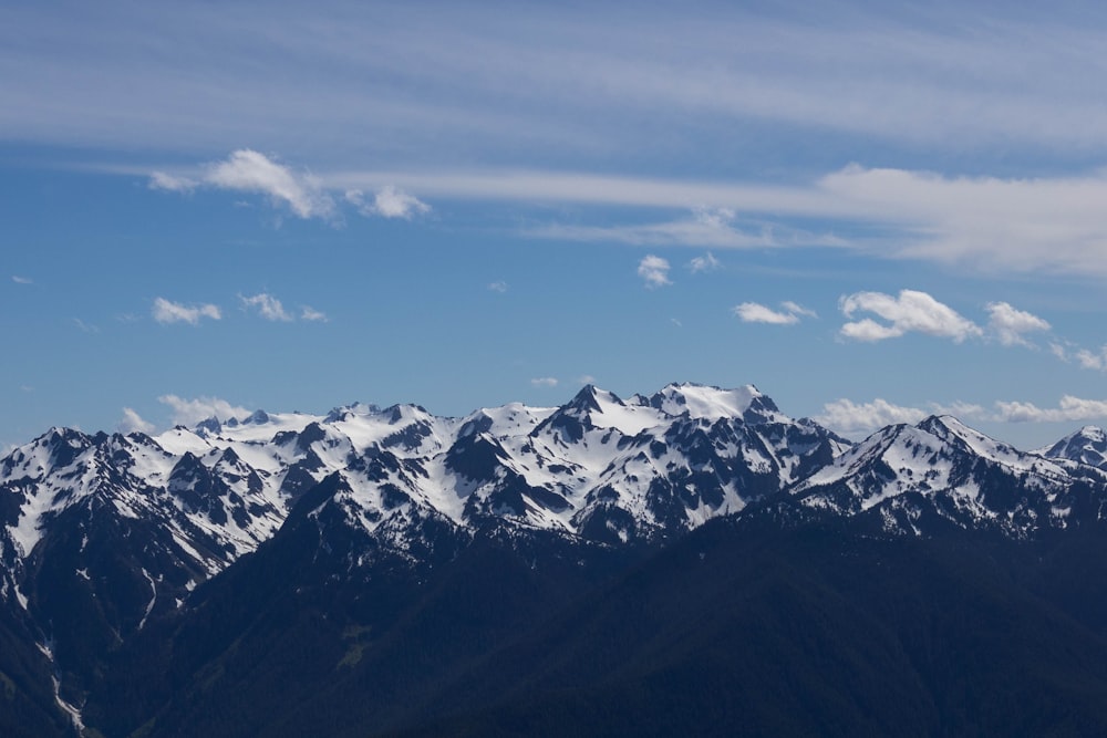 Une chaîne de montagnes enneigée