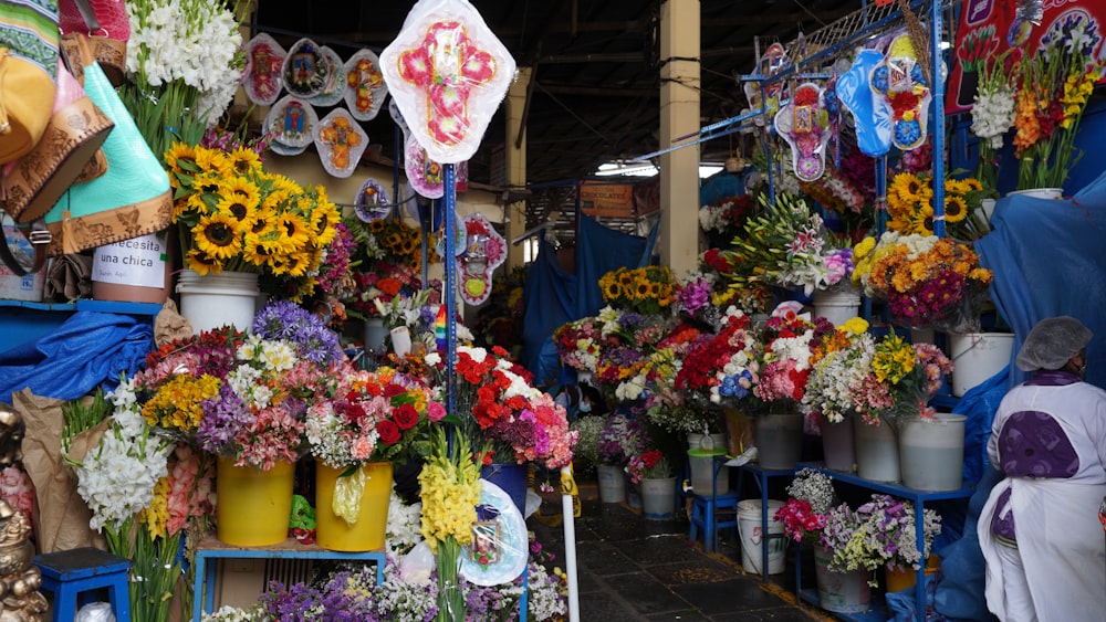 Un gruppo di fiori in un mercato