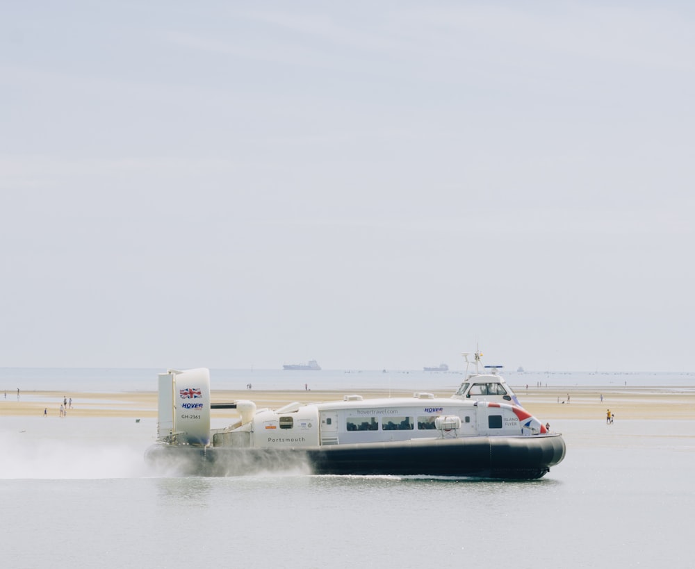 Un barco en el agua