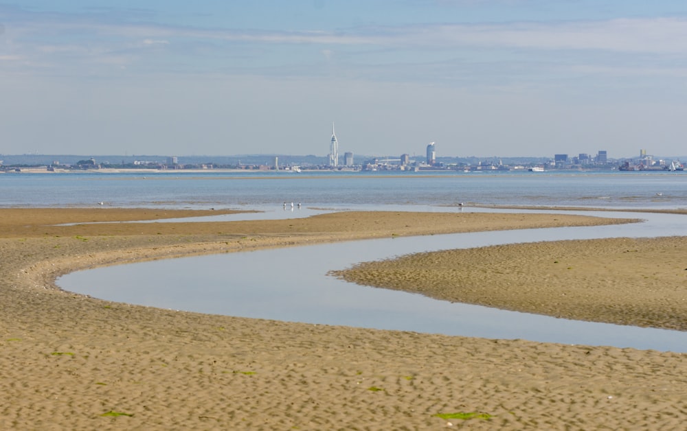 Una playa con una ciudad de fondo