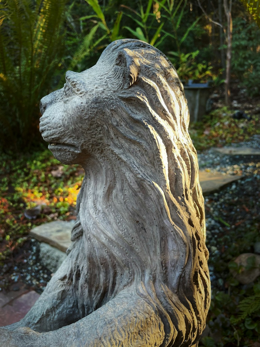 uma estátua de um leão