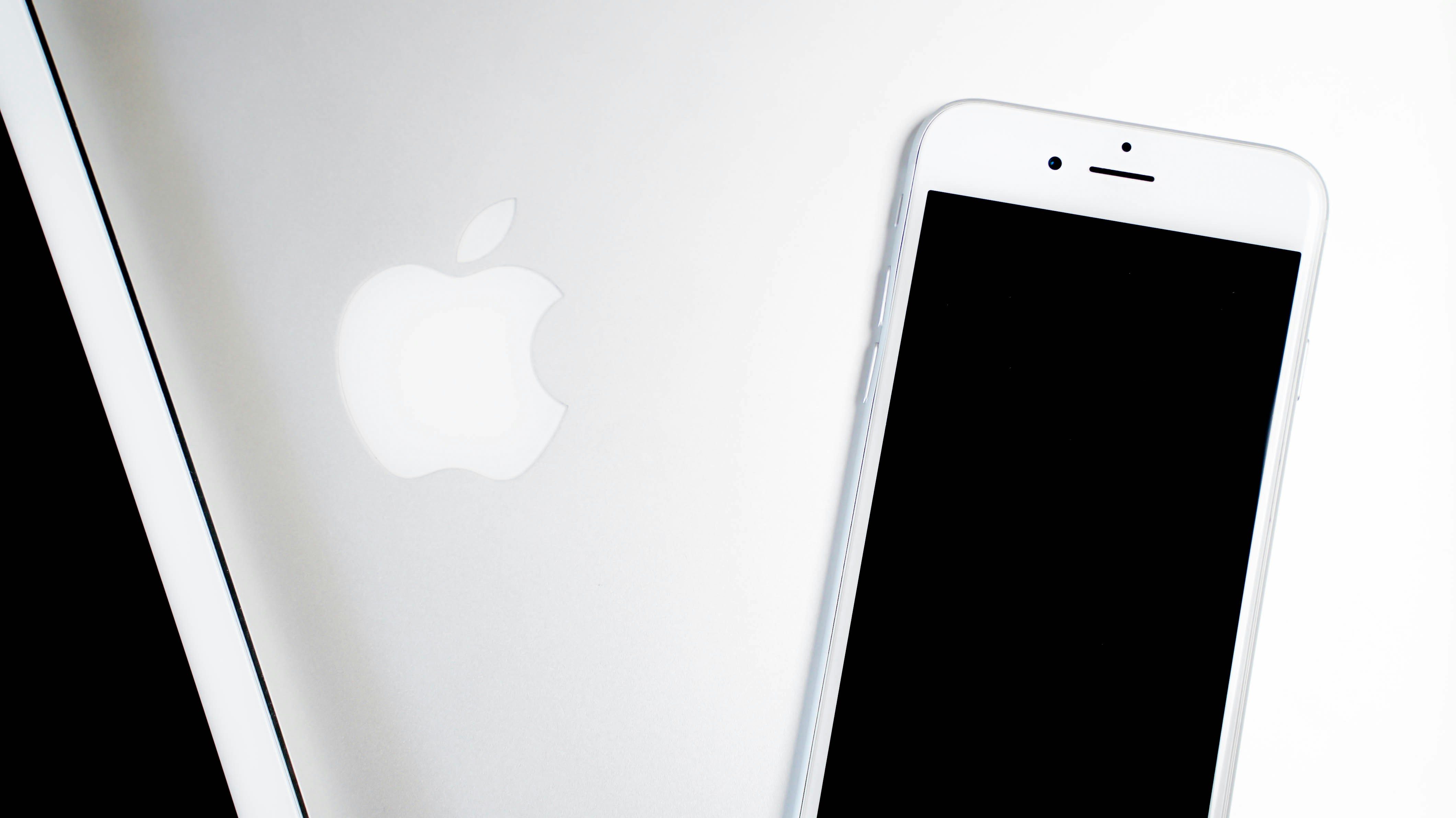 Global Smartphone Market Snaps Back with 4% Q4 Growth