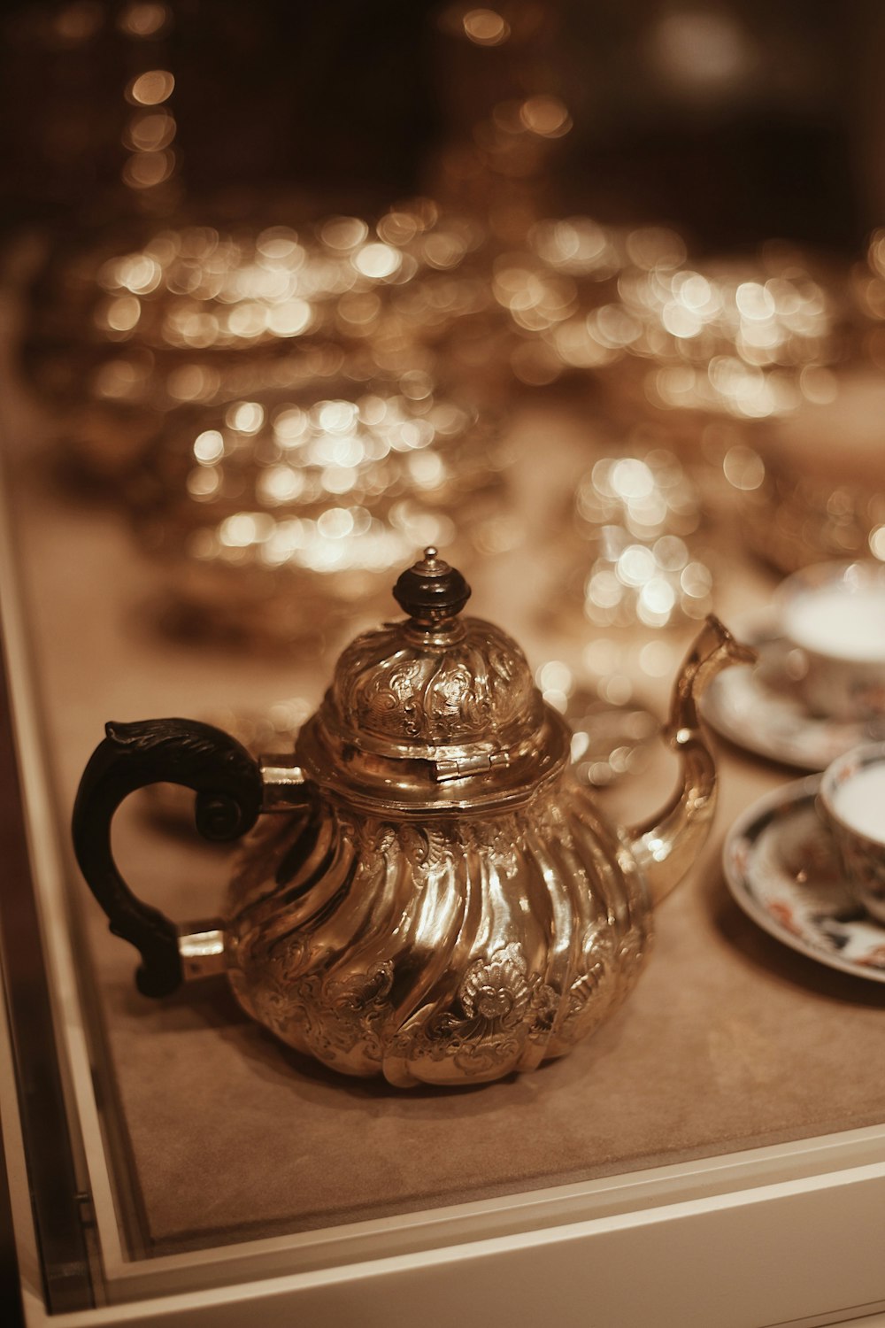 Eine Teekanne auf einem Tisch