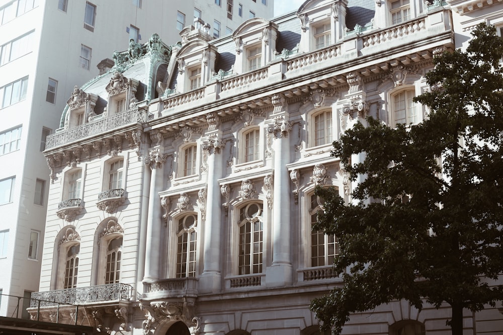 Un grand bâtiment blanc avec des colonnes