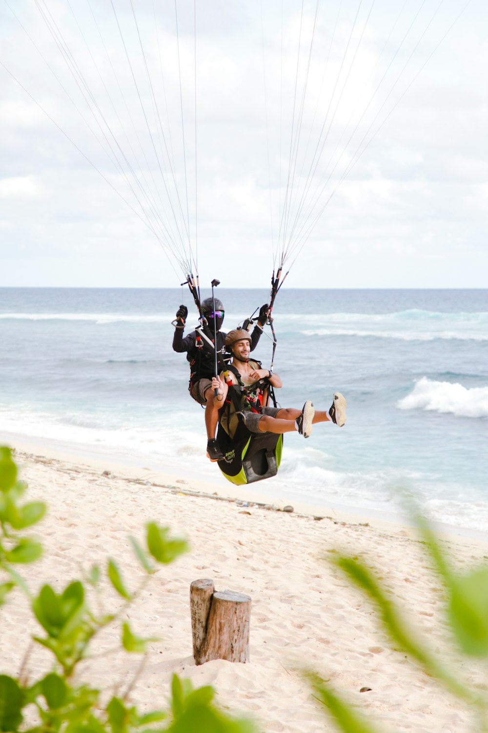 Un grupo de personas lanzándose en paracaídas