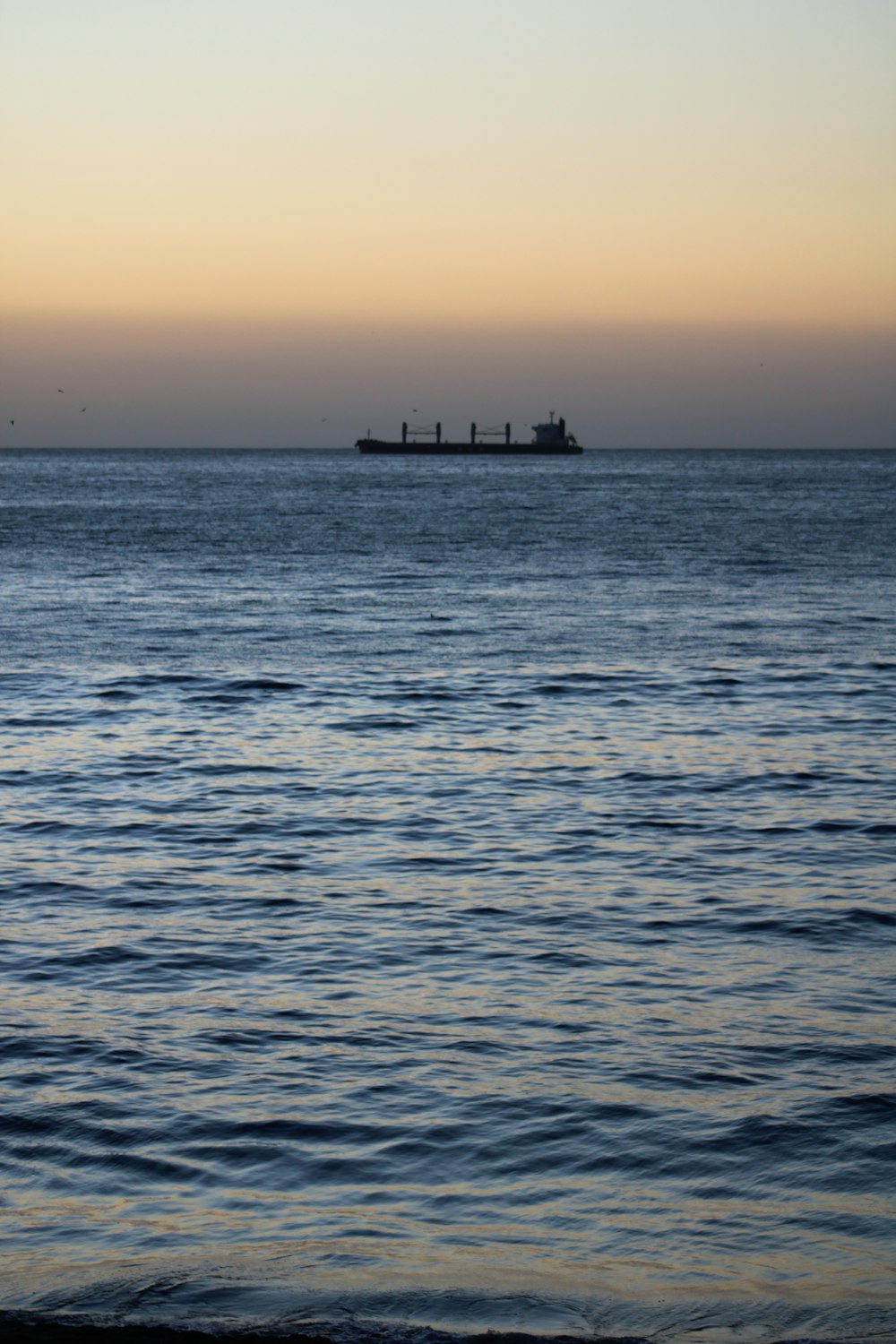 Una grande nave nell'oceano