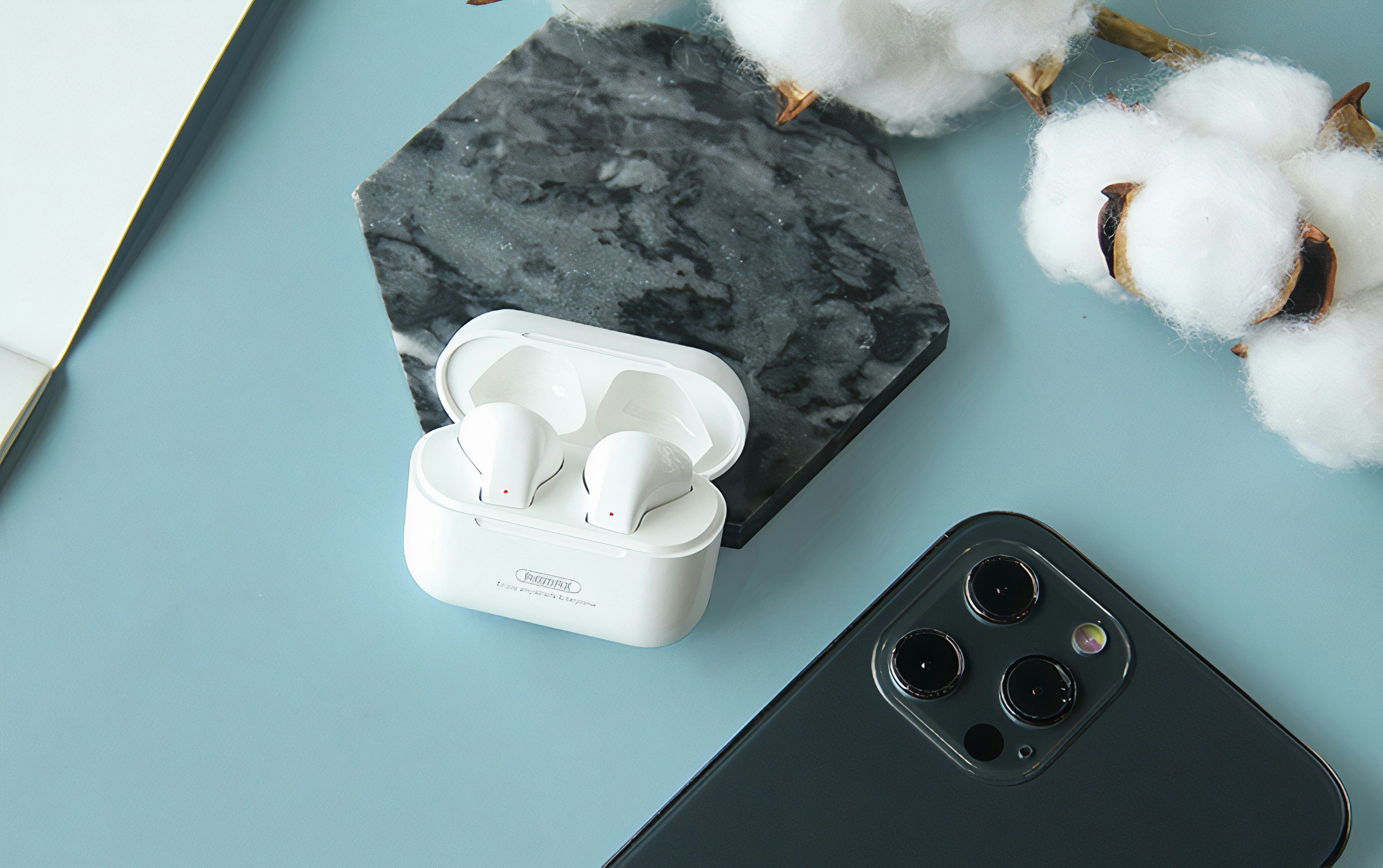 eine Schachtel mit weißen Gegenständen auf blauer Oberfläche