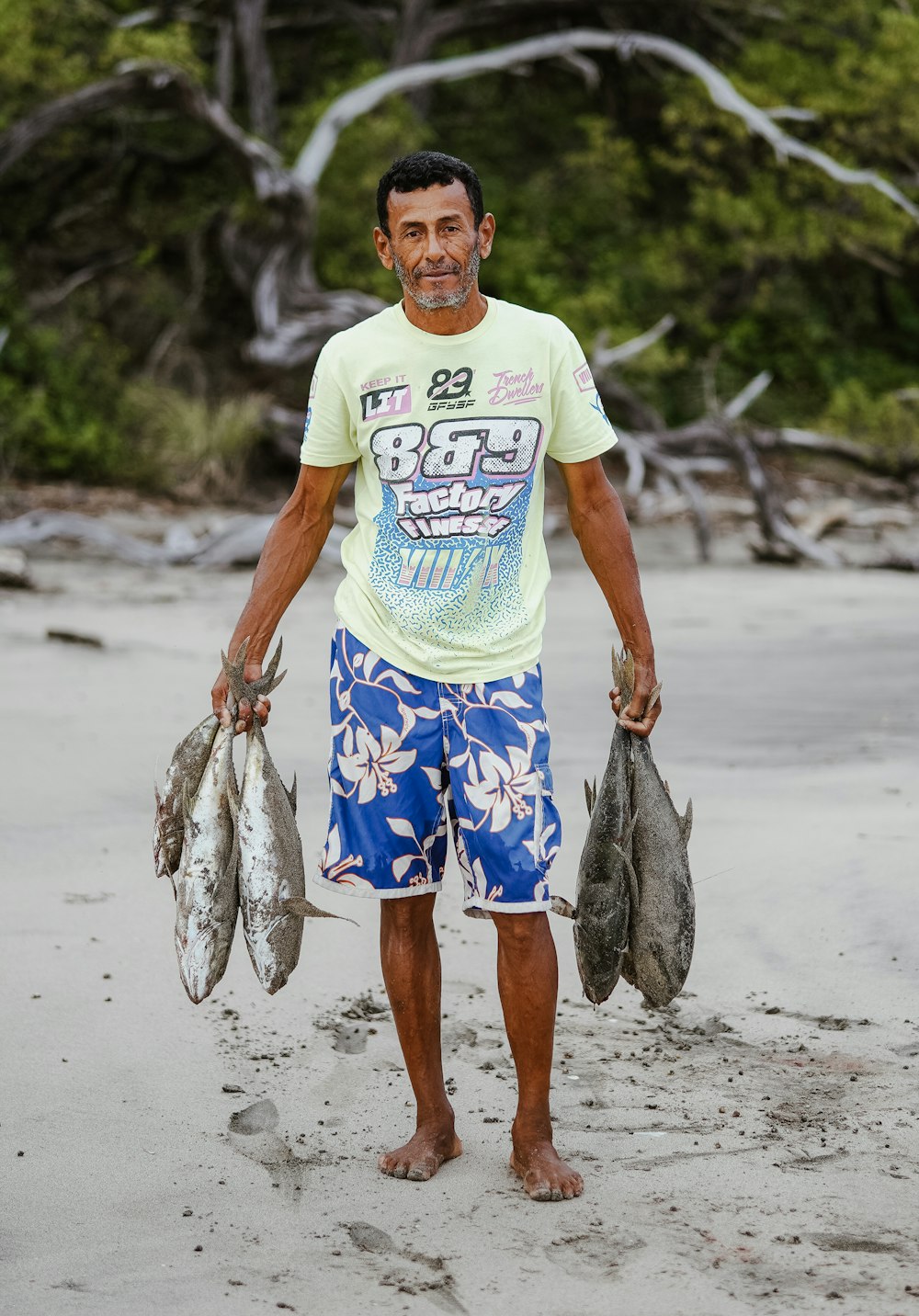 Un hombre sosteniendo peces