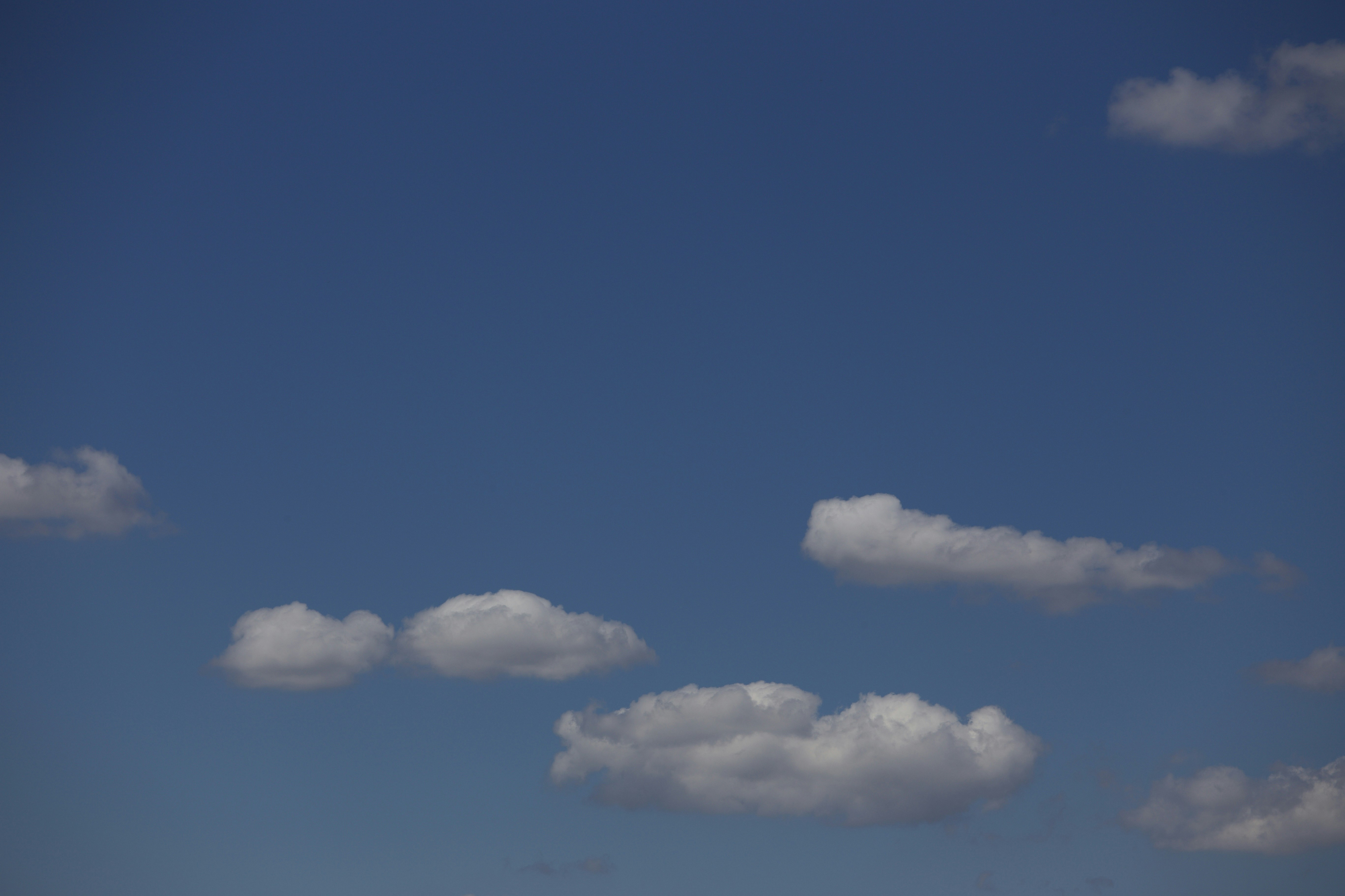 Un ciel bleu avec des nuages blancs