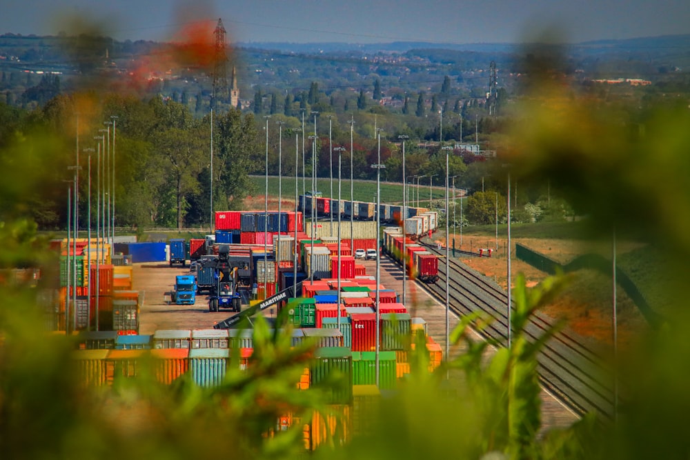 Eine Stadt mit vielen Gebäuden und Bäumen