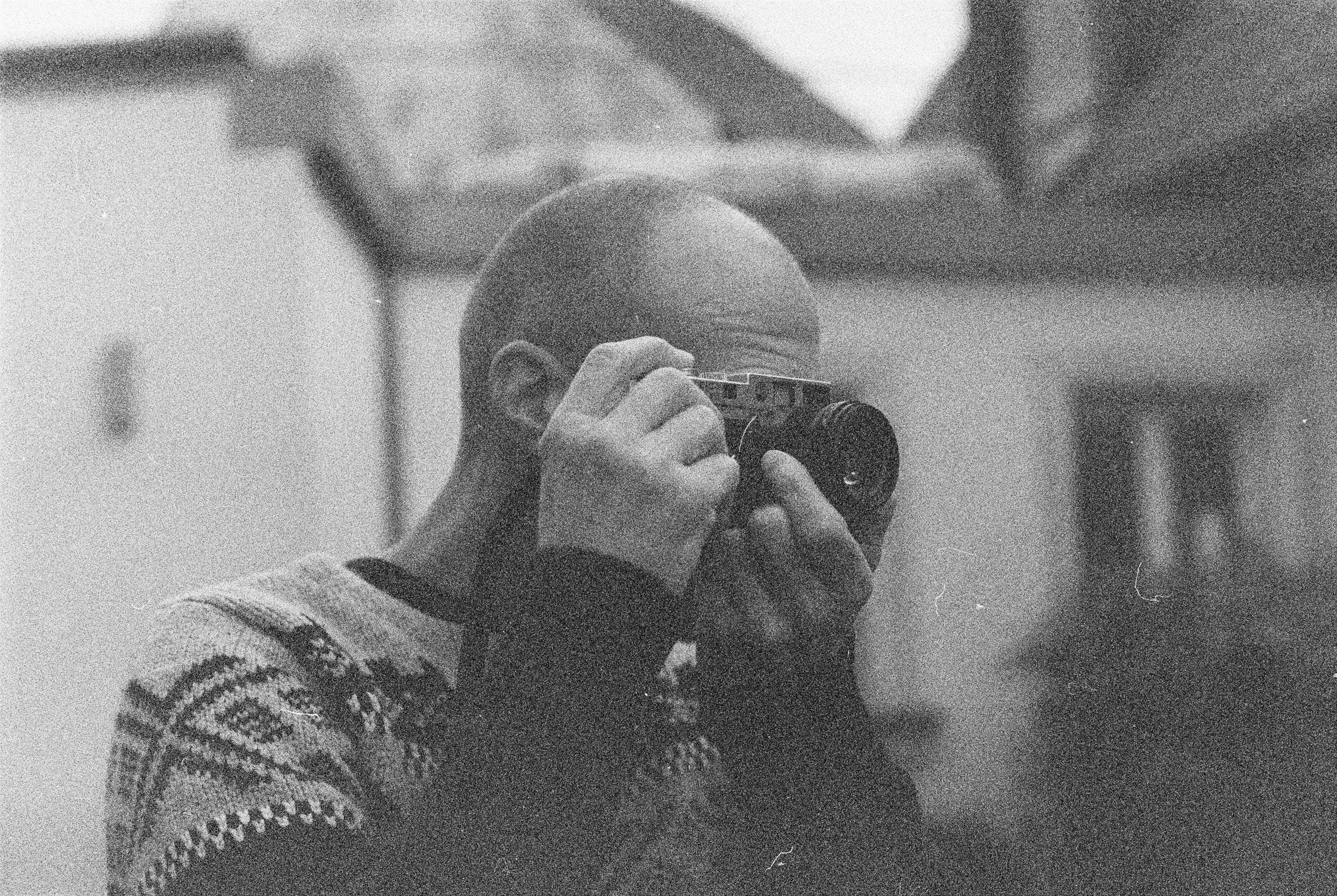 une personne tenant une caméra