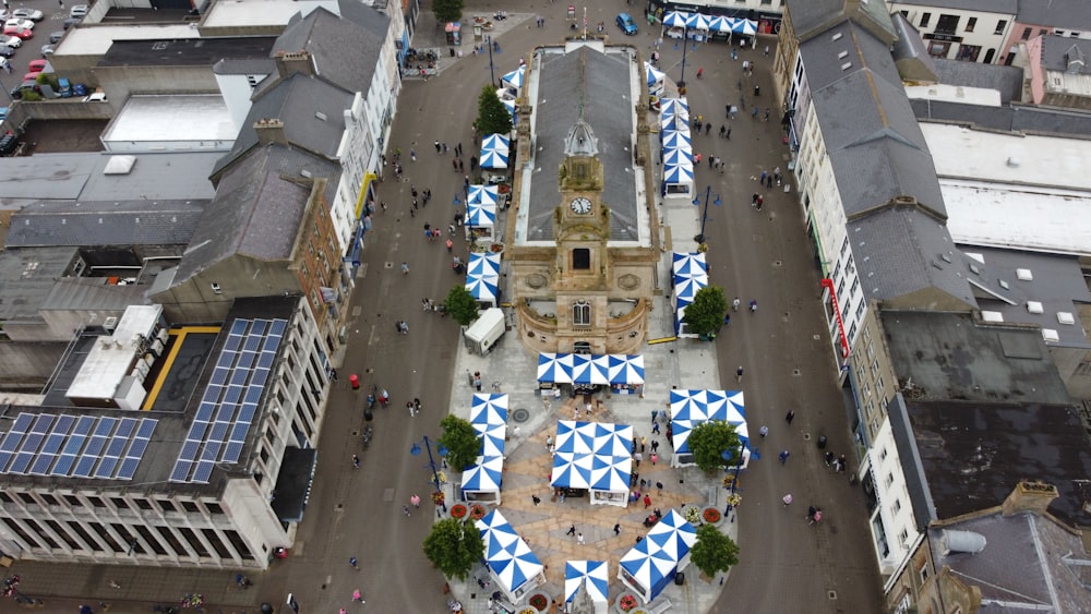 ein großes Gebäude mit einem Turm