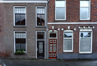 a brick building with windows with Benjamin Franklin House in the background