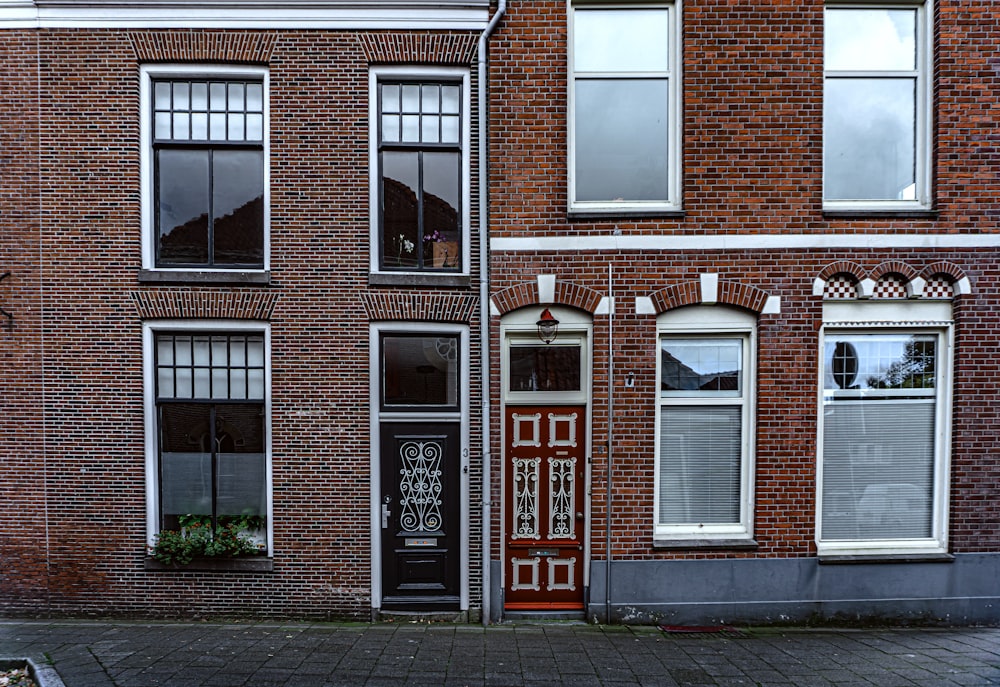 a brick building with windows with Benjamin Franklin House in the background