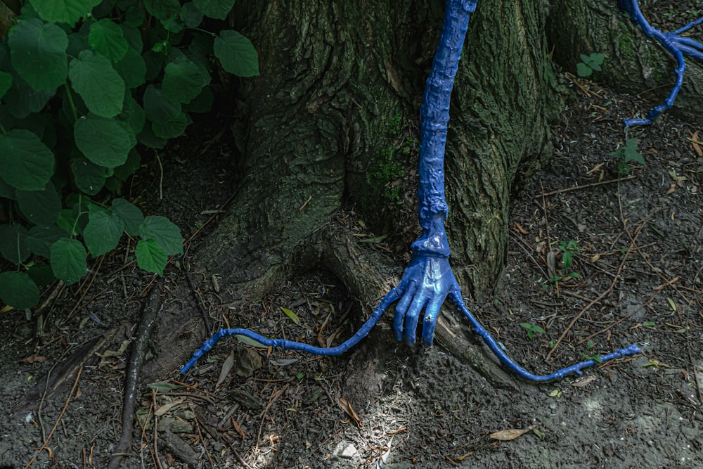 Un serpente blu su un albero