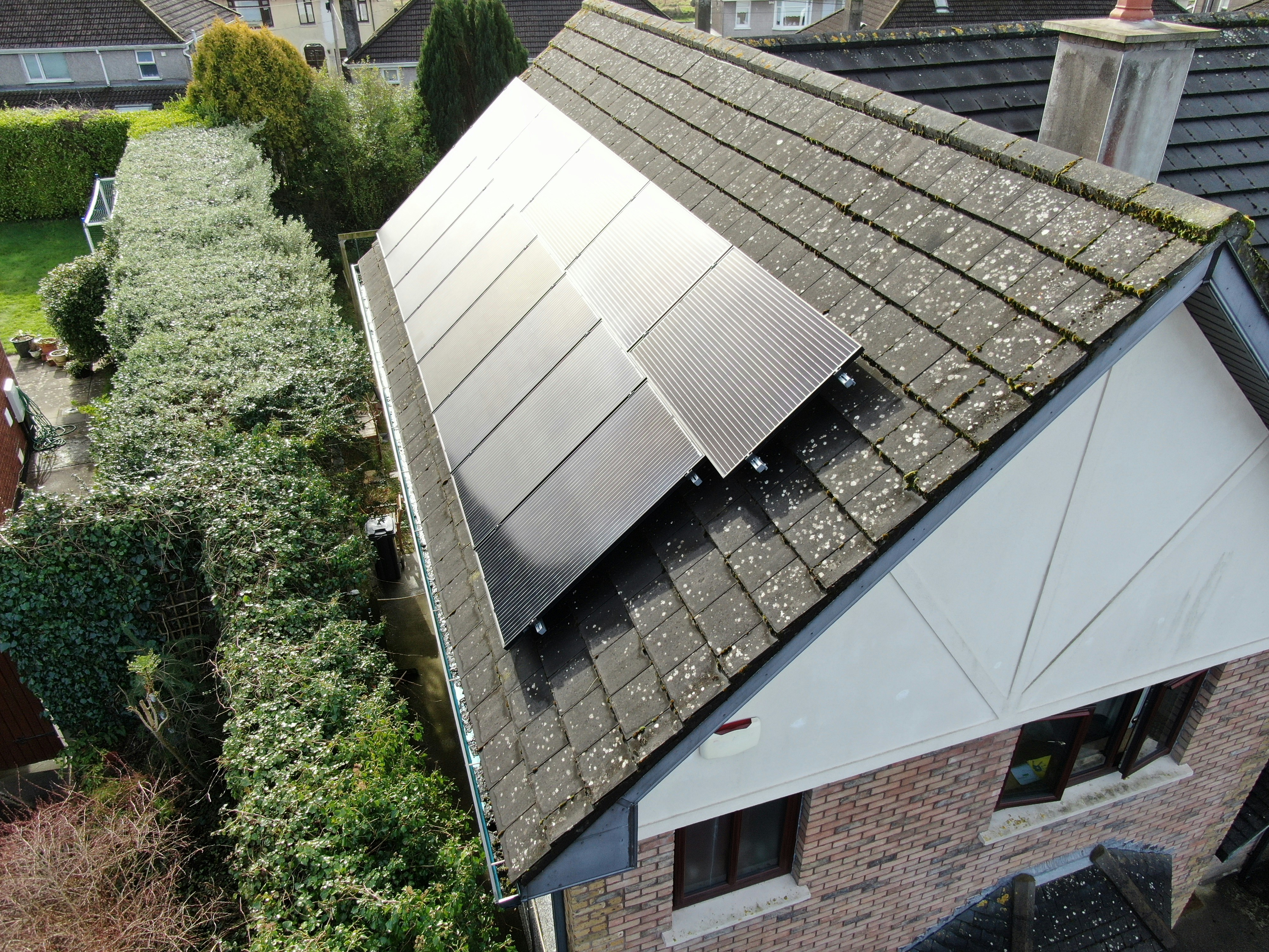 Sistema solar residencial de 6kW instalado en casa tradicional con techo de tejas