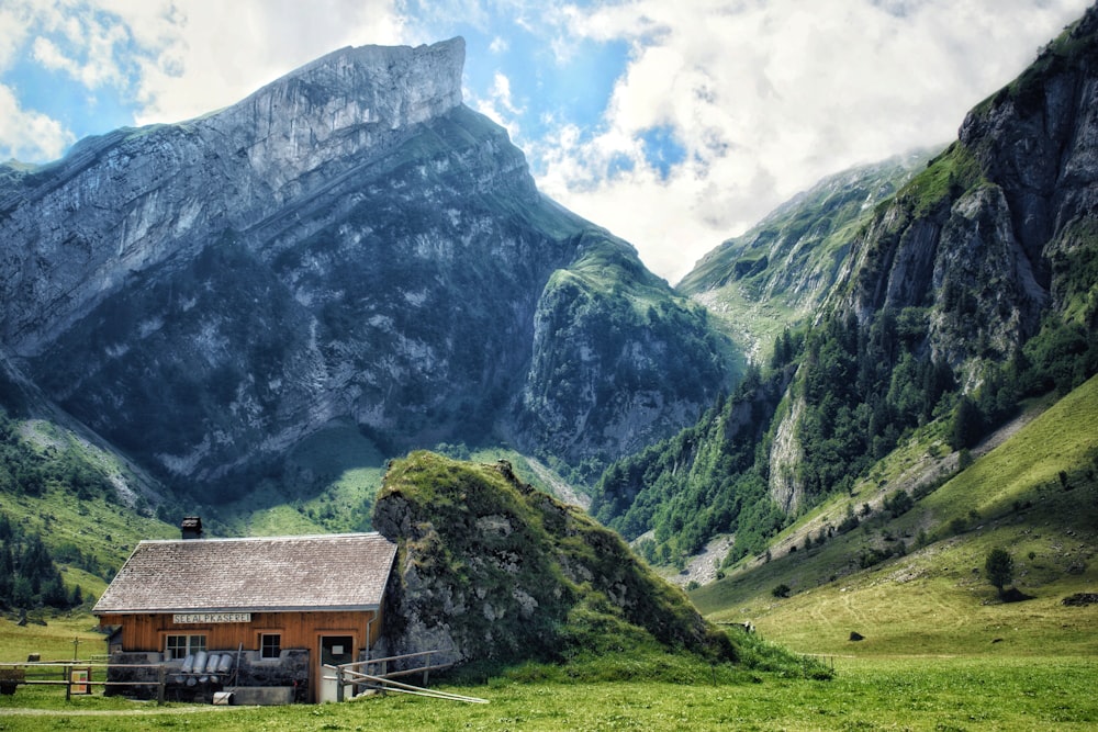 Ein Haus in einem Tal zwischen Bergen