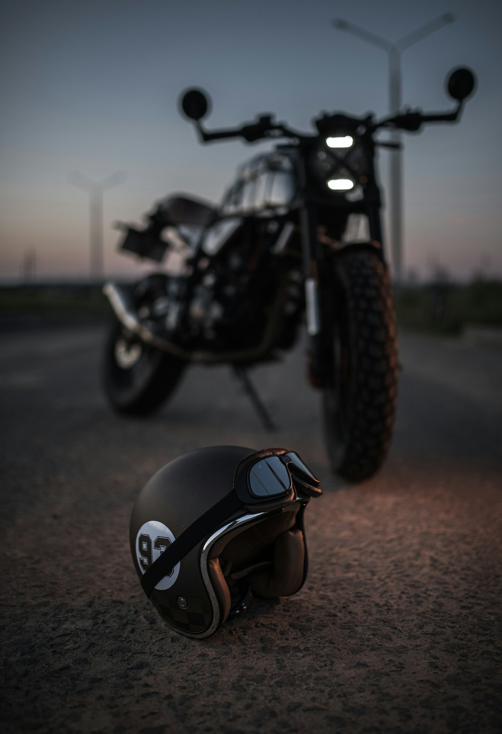 uma motocicleta estacionada em uma estrada de terra