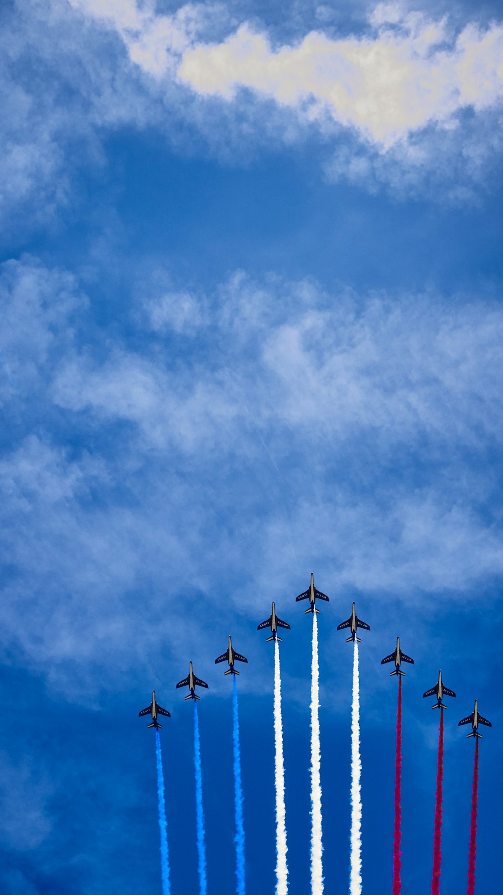 jets flying in formation