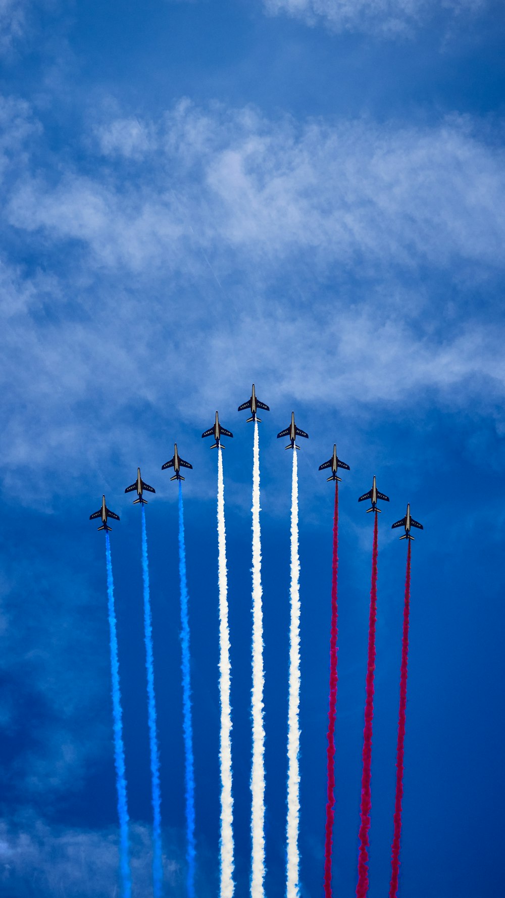 planes flying in formation