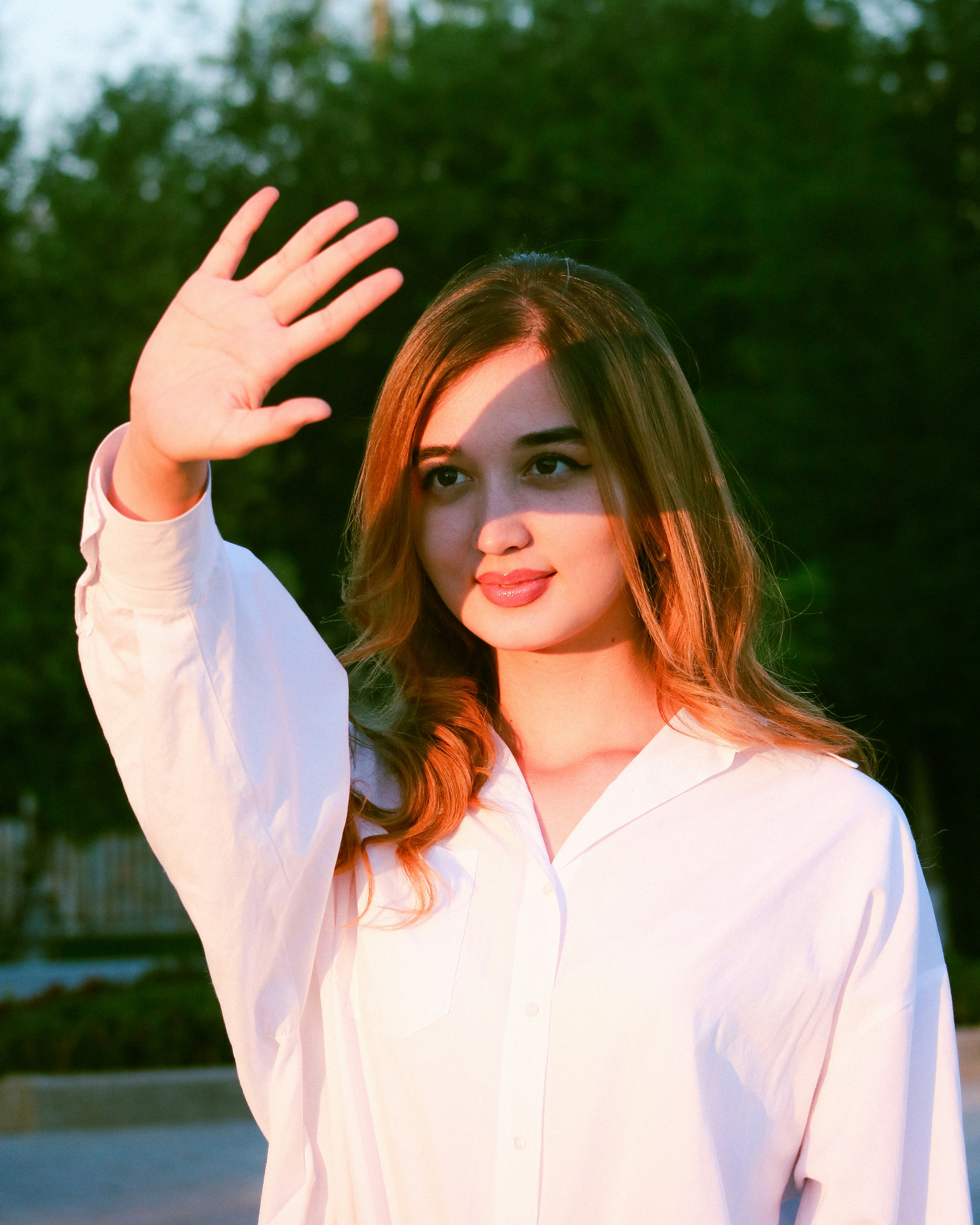 손을 들고 있는 여자