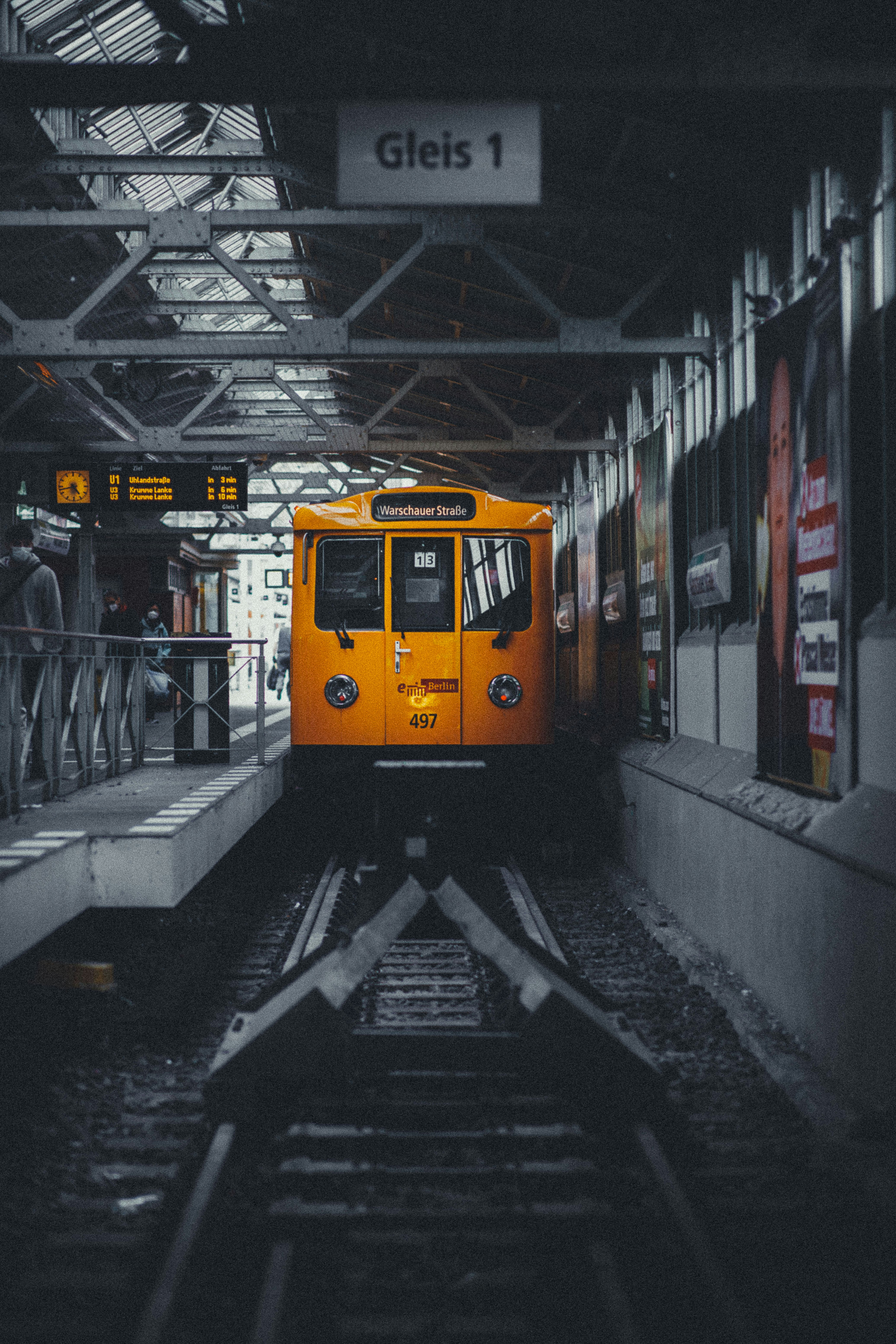 Ein Zug auf den Bahngleisen