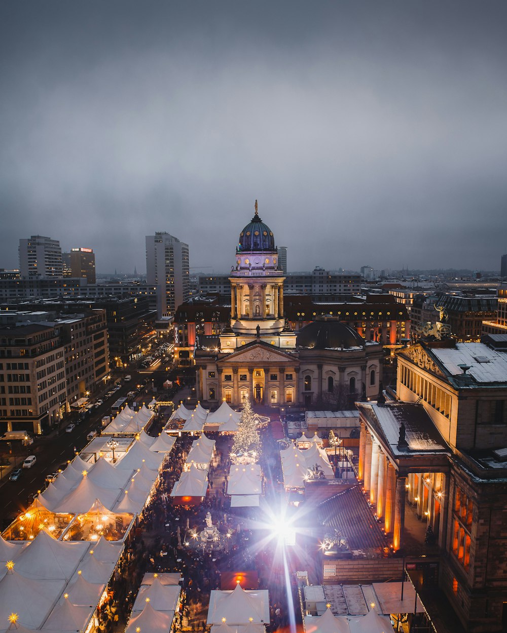 Une ville avec une grande tour