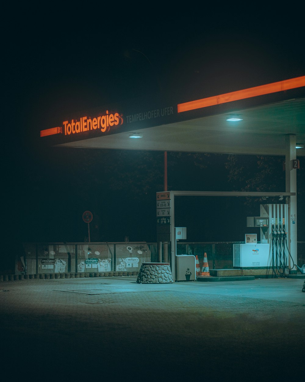 um posto de gasolina à noite