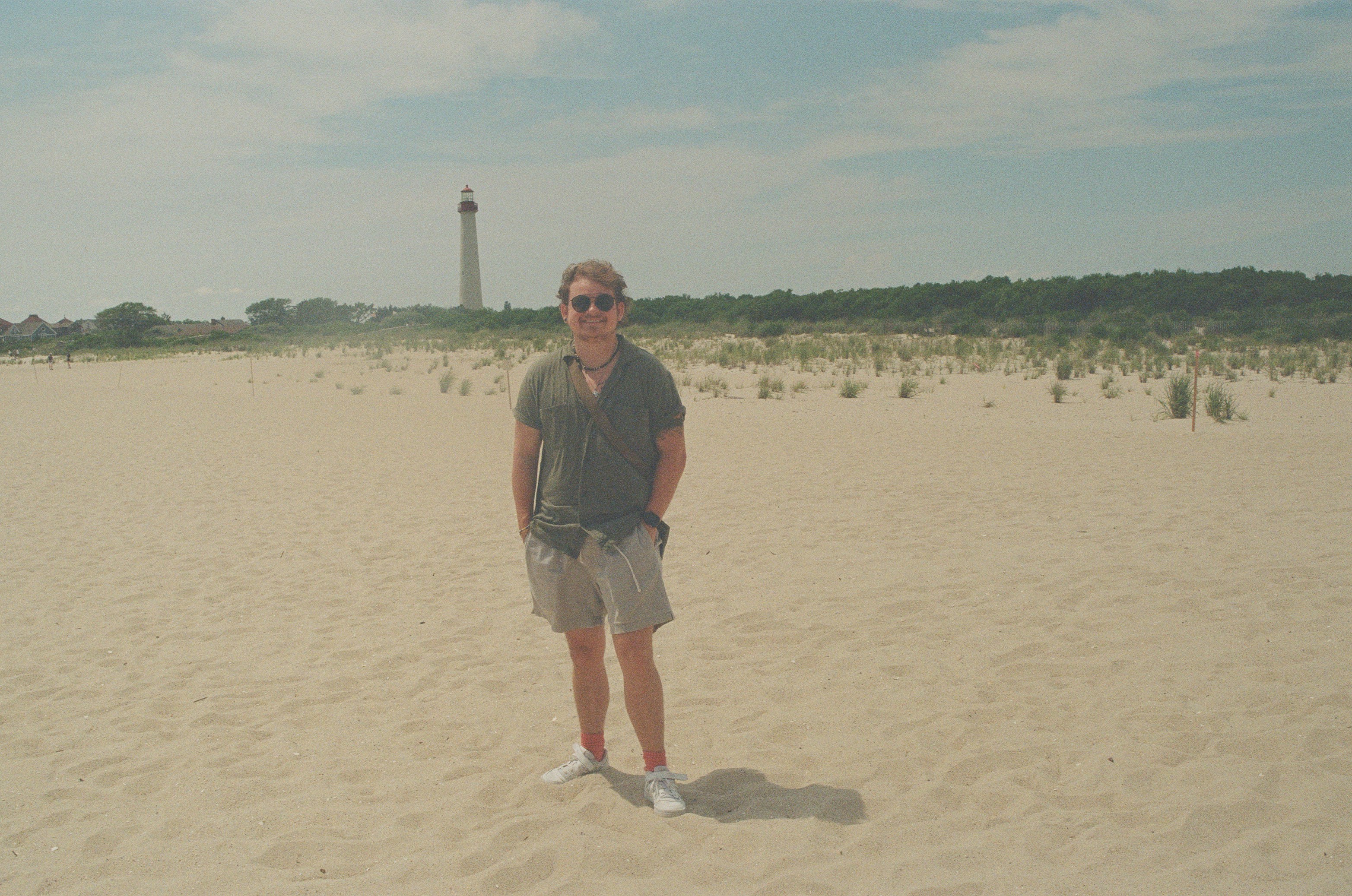 Un homme debout dans une zone sablonneuse